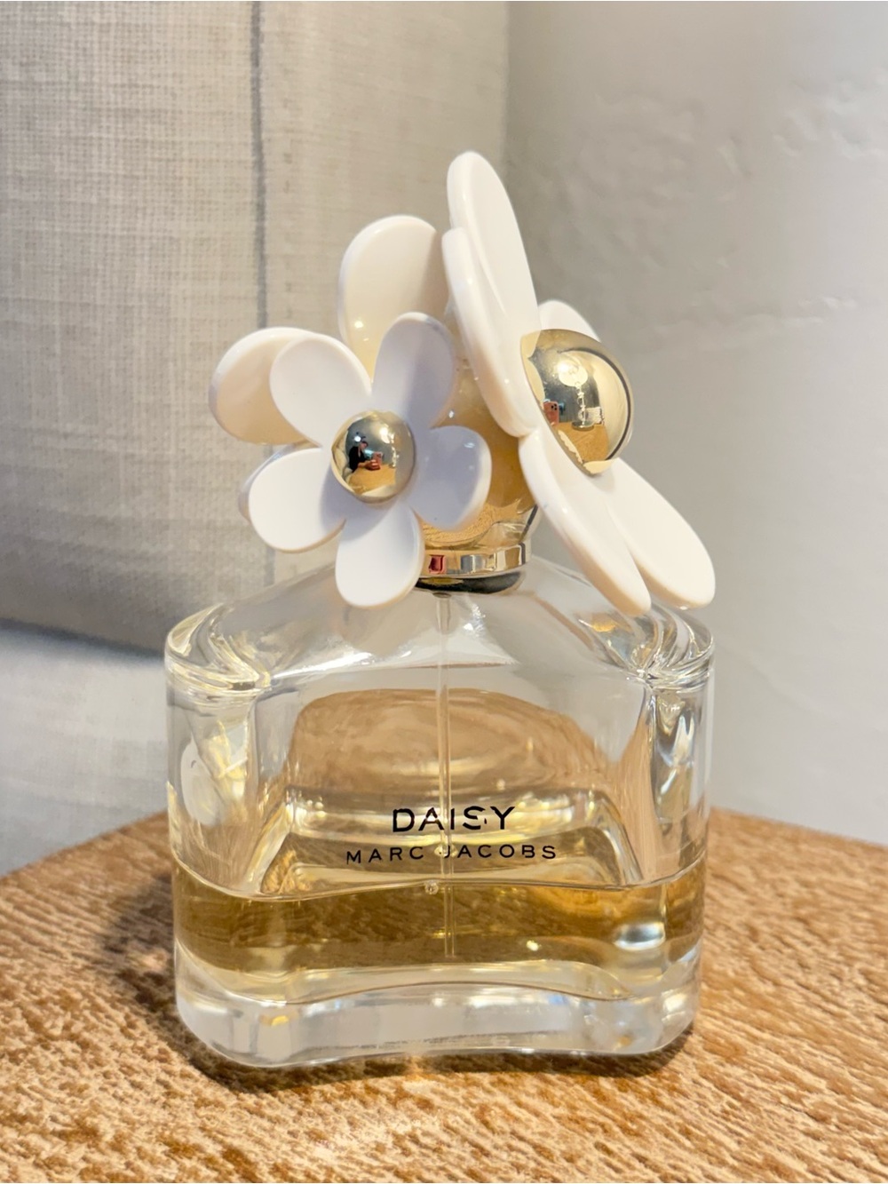 Marc Jacobs Daisy Perfume Bottle in White and Gold
